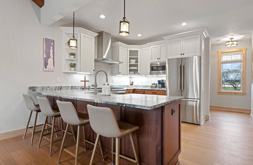 Sister Bay House | Luxury Family Retreat - Game Room, Chef’s Kitchen, Walk to Shops & Shoreline 🏖️