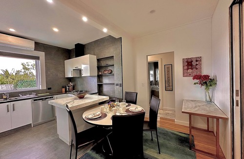Hawthorn Apartment | Luxury & Grandeur | Balcony Views| Prime Location, Parking