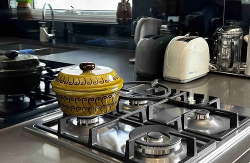 Hawthorn Apartment | Luxury & Grandeur | Courtyard | Prime Location, Parking, 15 mins to CBD