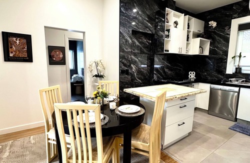 Hawthorn Apartment | Luxury & Grandeur Hawthorn Apt| Prime Location, Parking !