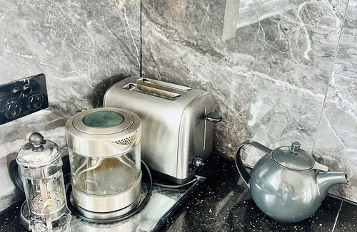 Hawthorn Apartment | Luxury & Grandeur Hawthorn Apt| Prime Location, Parking !