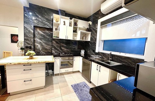 Hawthorn Apartment | Luxury & Grandeur Hawthorn Apt| Prime Location, Parking !