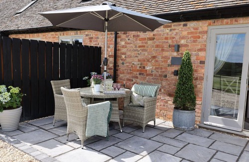 Quedgeley Cottage | Luxury Hot Tub Retreat Near Stratford-upon-Avon & Cotswolds