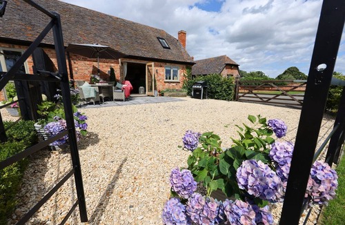 Quedgeley Cottage | Luxury Hot Tub Retreat Near Stratford-upon-Avon & Cotswolds