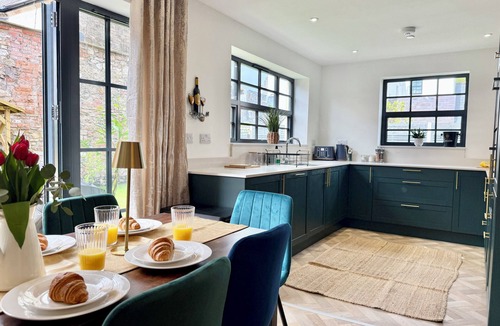 Chepstow House | Luxury/Hot tub/sauna/Sleeps 9/Parking