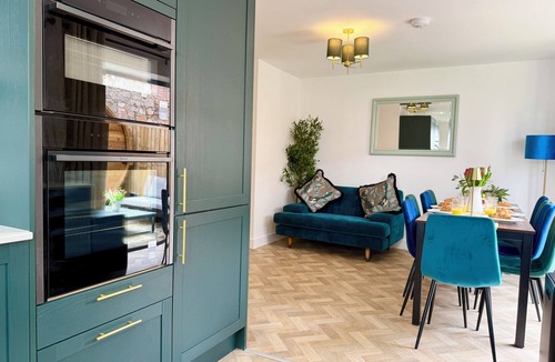 Chepstow House | Luxury/Hot tub/sauna/Sleeps 9/Parking