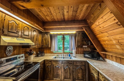 Nelsonville Cabin | Luxury Lodge in Hocking Hills w/Swimming Pool, Hot Tub and Lake - Wedding Venue