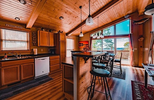 Ferryville Cabin | Luxury River View Cabin, Hot Tub + Fireplace, Private Retreat