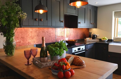 Quedgeley Cottage | Luxury Rural Barn with Hot Tub for Family & Friends