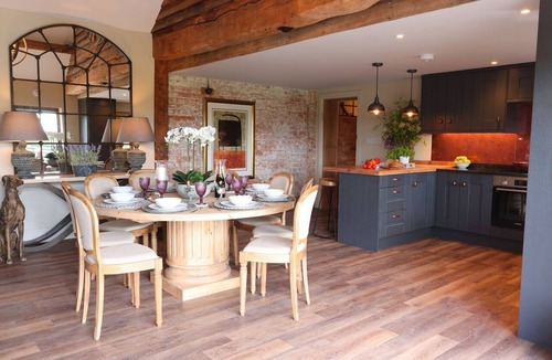 Quedgeley Cottage | Luxury Rural Barn with Hot Tub for Family & Friends