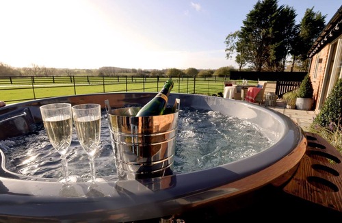 Quedgeley Cottage | Luxury Rural Hot Tub Escape for 2 | Cotswolds