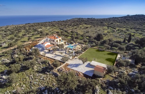Kokkinon Khorion Villa | Luxury Villa Freedom for families/groups/events/retreats, 5 min from the beach