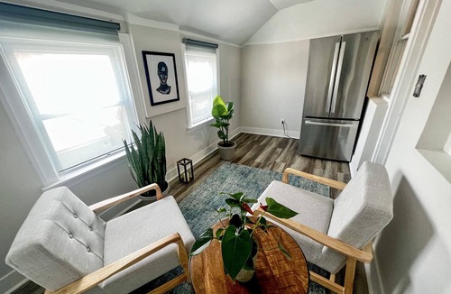South Shore Condo | Luxury vintage condo close to lakefront, minutes from Obama Library & downtown!