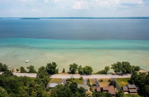 Traverse City House | M22 Hemlock House - Lakefront home in wine country with playroom