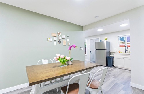 Monrovia Apartment | M3-Detached house 2 bedroom 1 bathroom close Old Town Monrovia kingsize-bed!