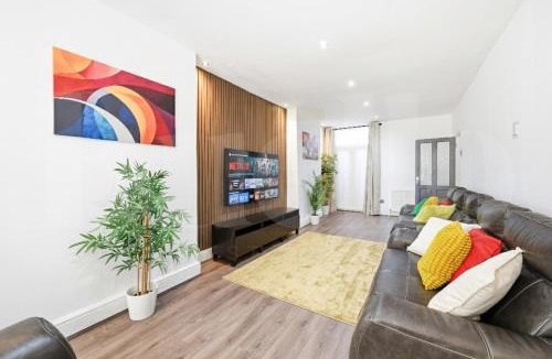 Smethwick House | M5 3bed 2Bath Professionals and Families Parking Premium Beds Electric Sofa Recliners Smart TVs Netflix Underfloor Heating Instant Hot Water FastWifi