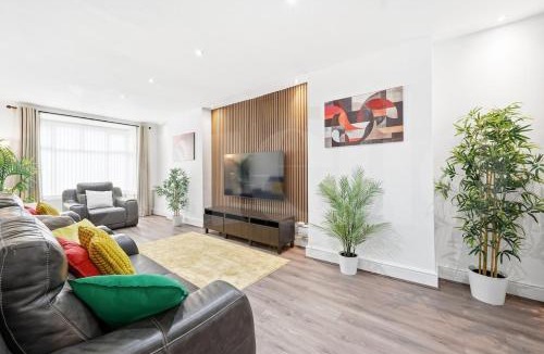 Smethwick House | M5 3bed 2Bath Professionals and Families Parking Premium Beds Electric Sofa Recliners Smart TVs Netflix Underfloor Heating Instant Hot Water FastWifi