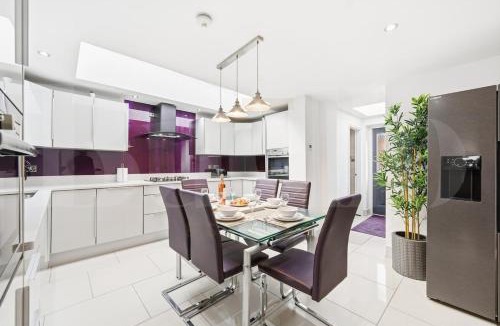 Smethwick House | M5 3bed 2Bath Professionals and Families Parking Premium Beds Electric Sofa Recliners Smart TVs Netflix Underfloor Heating Instant Hot Water FastWifi