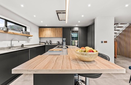 Cheltenham House | Magnificent Getaway in Cheltenham-Parking - Garden