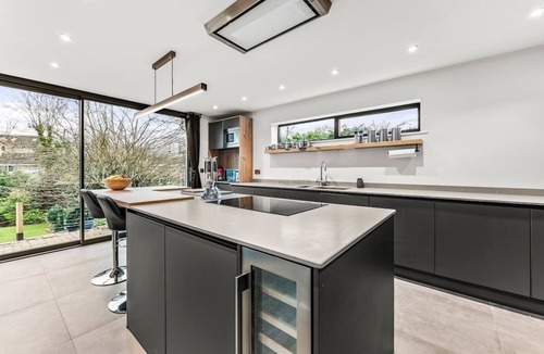 Cheltenham House | Magnificent Getaway in Cheltenham-Parking - Garden