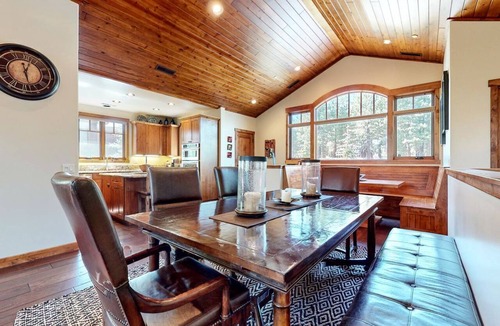 Mammoth Lakes Cabin | Majestic Mountain Escape: Elegant Home with Private Jacuzzi in Mammoth Lakes