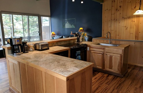 Mammoth Lakes Condo | Mammoth 3 BD 2 BA Condo with Balcony, Patio - Pet Friendly