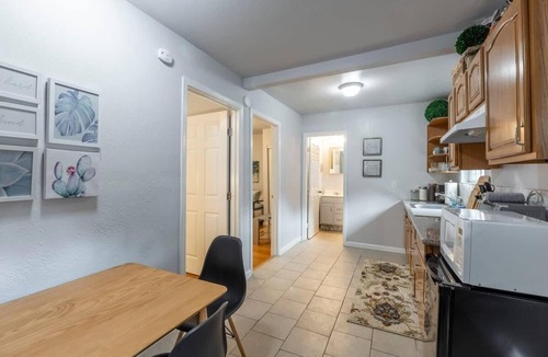 El Granada Cottage | Marbella Lane - 2BR Guest House Dtwn RWC Pking