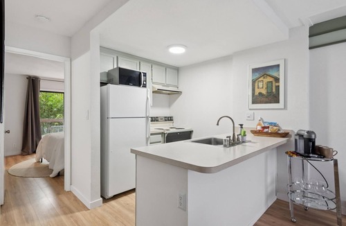 Piedmont Avenue Condo | Marvelous 1-bedroom condo steps to Piedmont Ave. perfect for your stay