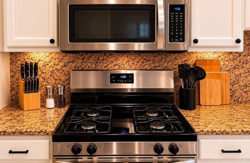 Lake Meadows Apartment | McCormick Meetup - Prime Location - Sleeps 16