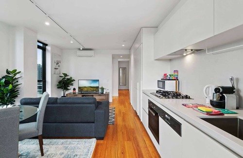 South Yarra Apartment | Melbourne CBD Retreat with Spacious Balcony Views