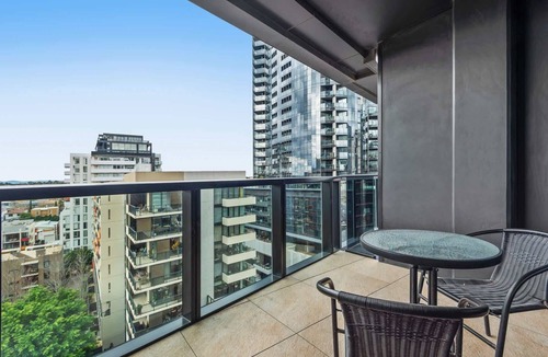 South Yarra Apartment | Melbourne CBD Retreat with Spacious Balcony Views