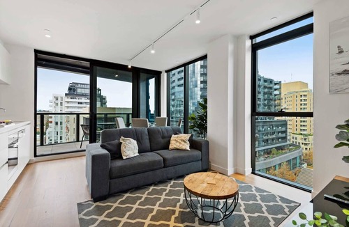 South Yarra Apartment | Melbourne CBD Retreat with Spacious Balcony Views