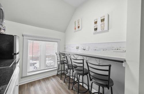 Mexicantown - Southwest Detroit Apartment | Mexicantown Detroit 2BR | Sleeps 7 + WiFi
