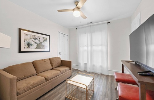Mexicantown - Southwest Detroit House | Mexicantown Detroit 2BR | Sleeps 7 + WiFi