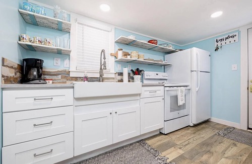 Lakeview Cottage | MID-TERM FULLY FURNISHED RENTAL AT INDIAN LAKE! Steps Away From Boat Marina