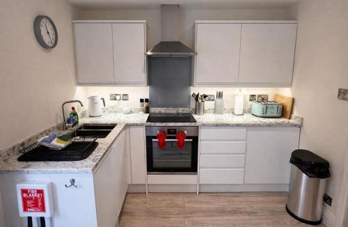City Centre House | Midsummer Cottage - 2BR, Heart of Town, Patio, Parking, Sleeps 4