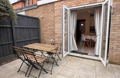 City Centre House | Midsummer Cottage - 2BR, Heart of Town, Patio, Parking, Sleeps 4
