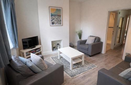 City Centre House | Midsummer Cottage - 2BR, Heart of Town, Patio, Parking, Sleeps 4