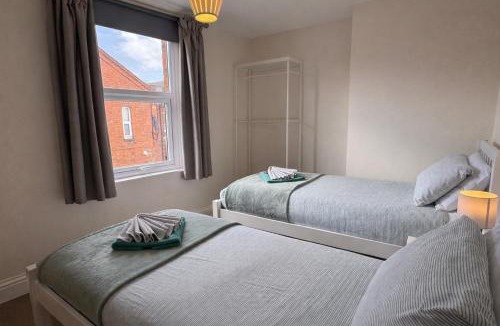 City Centre House | Midsummer Cottage - 2BR, Heart of Town, Patio, Parking, Sleeps 4