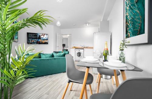 Cradley Heath Apartment | Modern 2 Bed Apartment - Parking - Sleeps 3 - Netflix 27AC