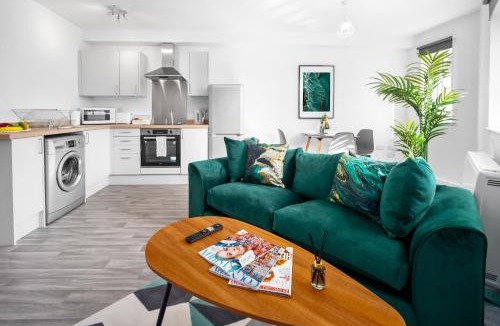 Cradley Heath Apartment | Modern 2 Bed Apartment - Parking - Sleeps 3 - Netflix 27AC