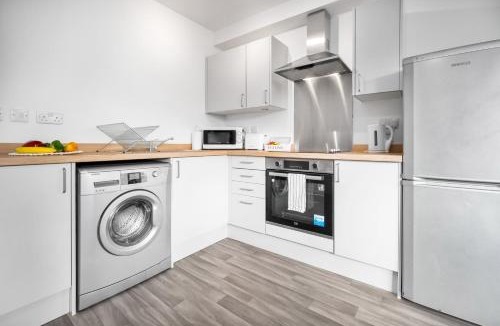 Cradley Heath Apartment | Modern 2 Bed Apartment - Parking - Sleeps 3 - Netflix 27AC