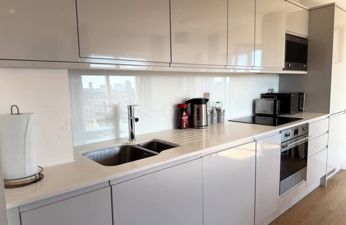 Birmingham Apartment | Modern 2-bed city apartment with stunning views in Birmingham.