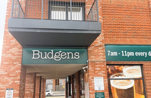 Birmingham Apartment | Modern 2-bed city apartment with stunning views in Birmingham.