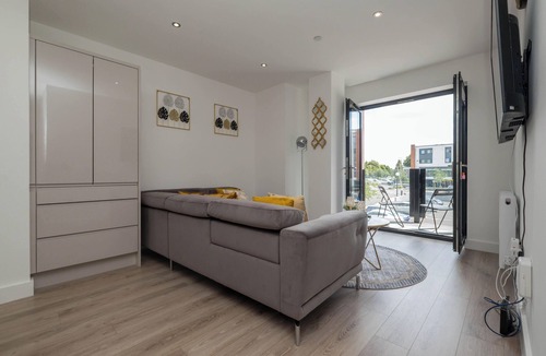 Barnt Green Apartment | Modern 2-Bedroom Apartment in the Center of Solihull