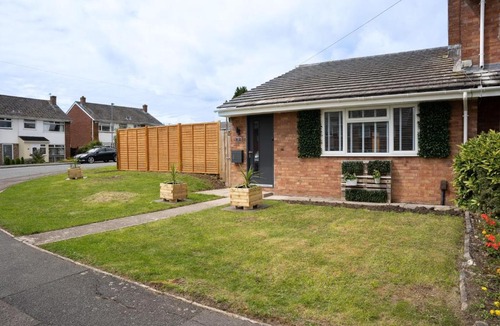 Keynsham Apartment | Modern 2 bedroom Bungalow near Bath