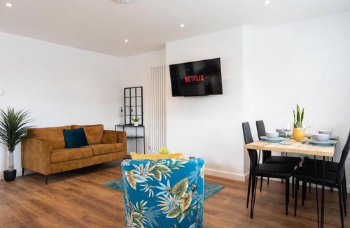 Keynsham Apartment | Modern 2 bedroom Bungalow near Bath