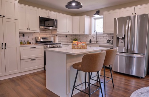 Sanford House | Modern 3 Bedroom Retreat - Sleeps 6 - Minutes to Sanford Beach