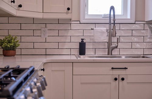 Sanford House | Modern 3 Bedroom Retreat - Sleeps 6 - Minutes to Sanford Beach