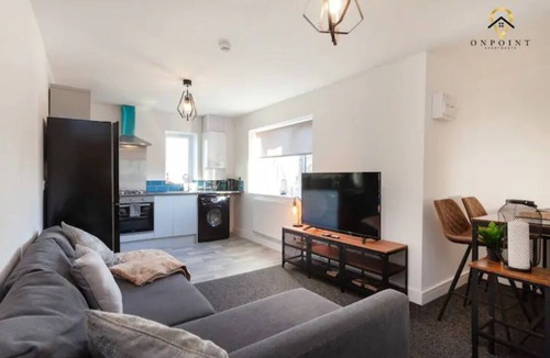 Smethwick Apartment | Modern 3-Storey Apartment & Free Parking